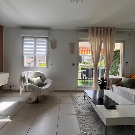 Apartment Renove Climatise , Terrasse, Parking *